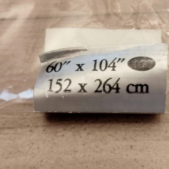 Fortunoff Ivory Damask Oval Tablecloth with 12 matching Napkins - Picture 5 of 10